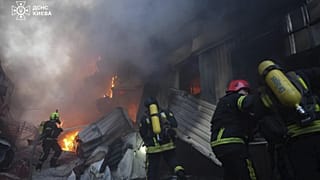 Orosz rakétatámadás utáni tűzoltás Kijevben