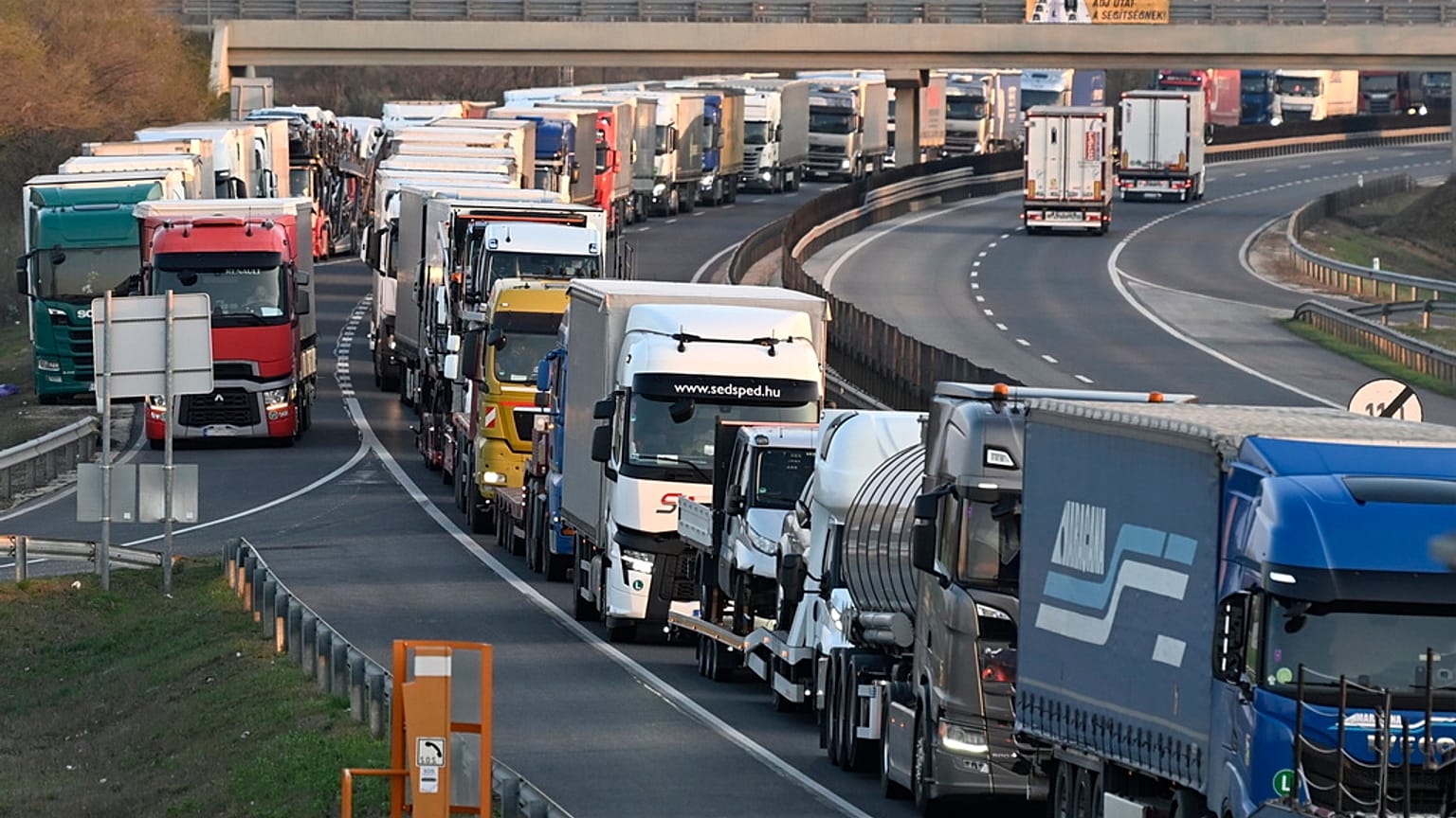 Camiões fazem fila na estrada que conduz ao posto fronteiriço entre a Hungria e a Eslováquia, depois de a Eslováquia ter reforçado os controlos fronteiriços devido à febre aftosa, 27 de março de 2025
