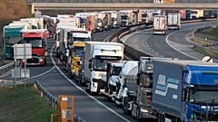 Lastwagen stehen auf der Straße zum Grenzübergang zwischen Ungarn und der Slowakei Schlange, nachdem die Slowakei die Grenzkontrollen wegen der Maul- und Klauenseuche verschärft hat, 27. März 2025