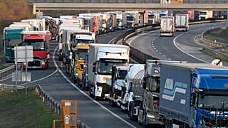 Les camions font la queue sur la route menant au poste frontière entre la Hongrie et la Slovaquie, après que la Slovaquie ait renforcé les contrôles aux frontières en raison de la fièvre aphteuse, 27 mars 2025.