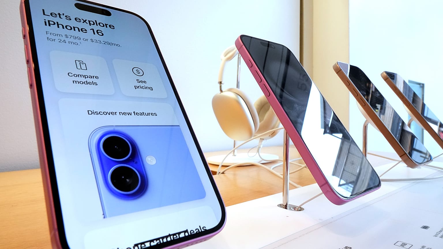 Μια οθόνη iPhone 16s στο Apple Store στο Πίτσμπουργκ στις 12 Ιανουαρίου 2025