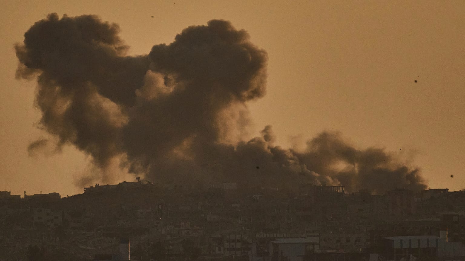 El humo se eleva hacia el cielo tras los bombardeos israelíes en la Franja de Gaza, visto desde el sur de Israel, viernes 4 de abril de 2025.