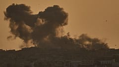 Il fumo si alza nel cielo in seguito ai bombardamenti israeliani nella Striscia di Gaza, visti dal sud di Israele, venerdì 4 aprile 2025.
