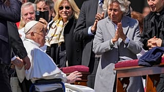 Le pape François est acclamé par les fidèles à la fin d'une messe sur la place Saint-Pierre, le 6 avril 2025