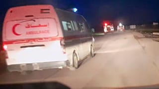 Cette image d'une vidéo publiée par le Croissant-Rouge palestinien, prise avec un téléphone par l'un des 15 médecins palestiniens tués, montre des véhicules d'urgence du CR.