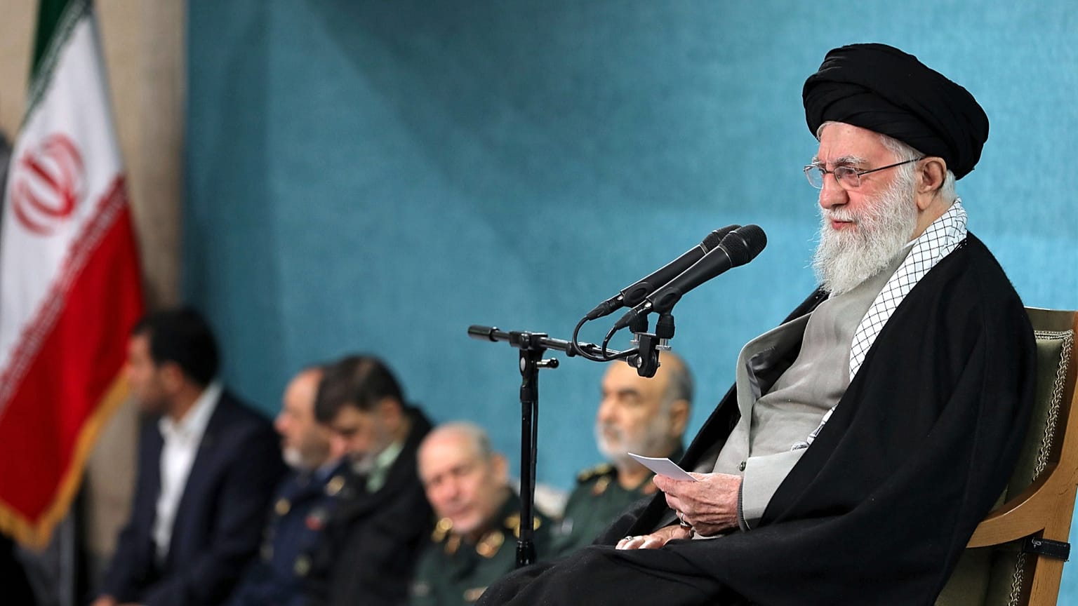 علي خامنئي إلى جانب كبار القادة العسكريين