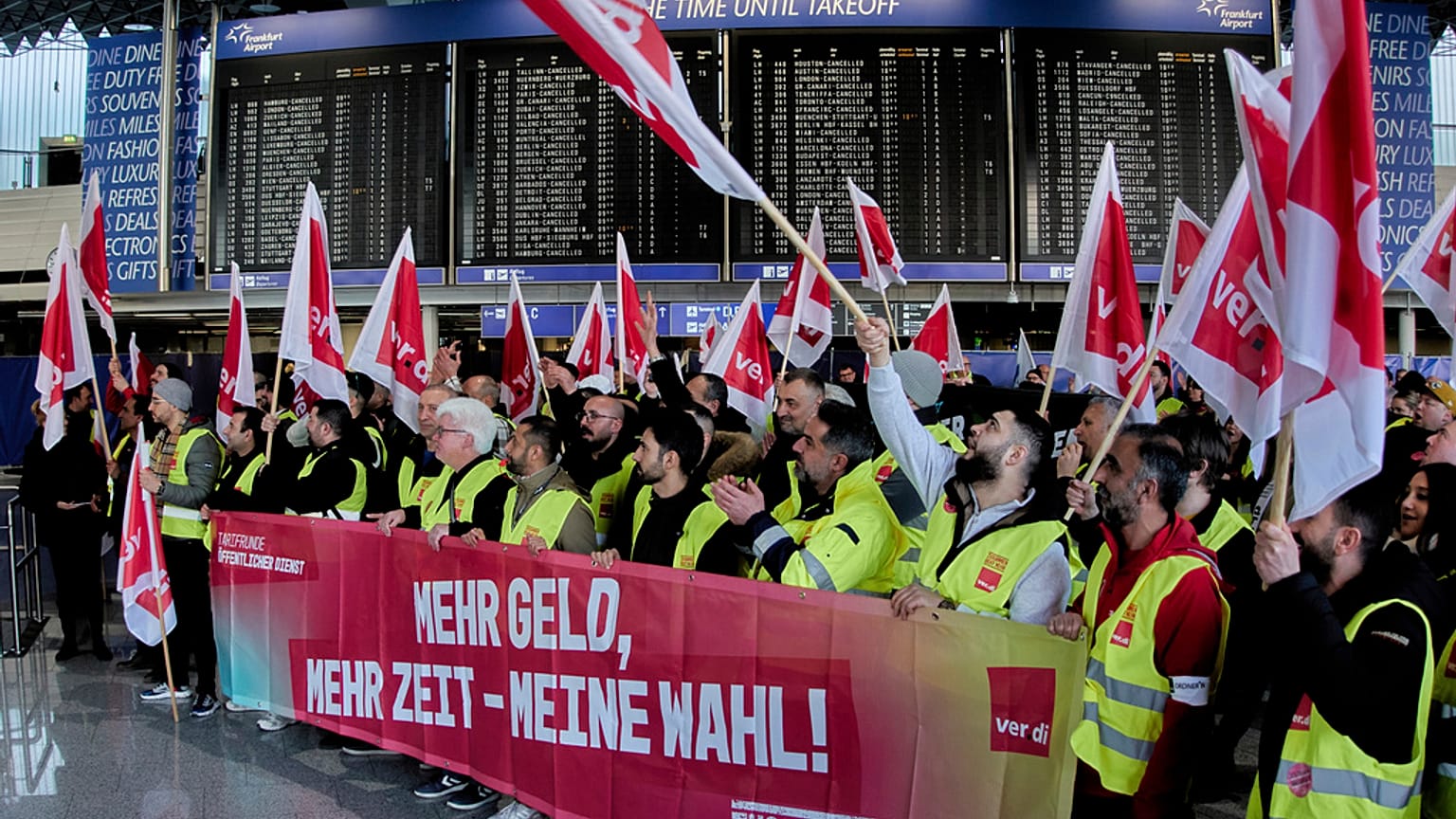 Trabalhadores aeroportuários caminham pelo aeroporto de Frankfurt, na Alemanha, na segunda-feira, 10 de março de 2025, quando todos os principais aeroportos alemães entraram em greve de advertência. 