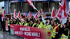 Flughafenbeschäftigte gehen am Montag, 10. März 2025, durch den Flughafen in Frankfurt, Deutschland, als alle großen Flughäfen in Deutschland in einen Warnstreik traten. 