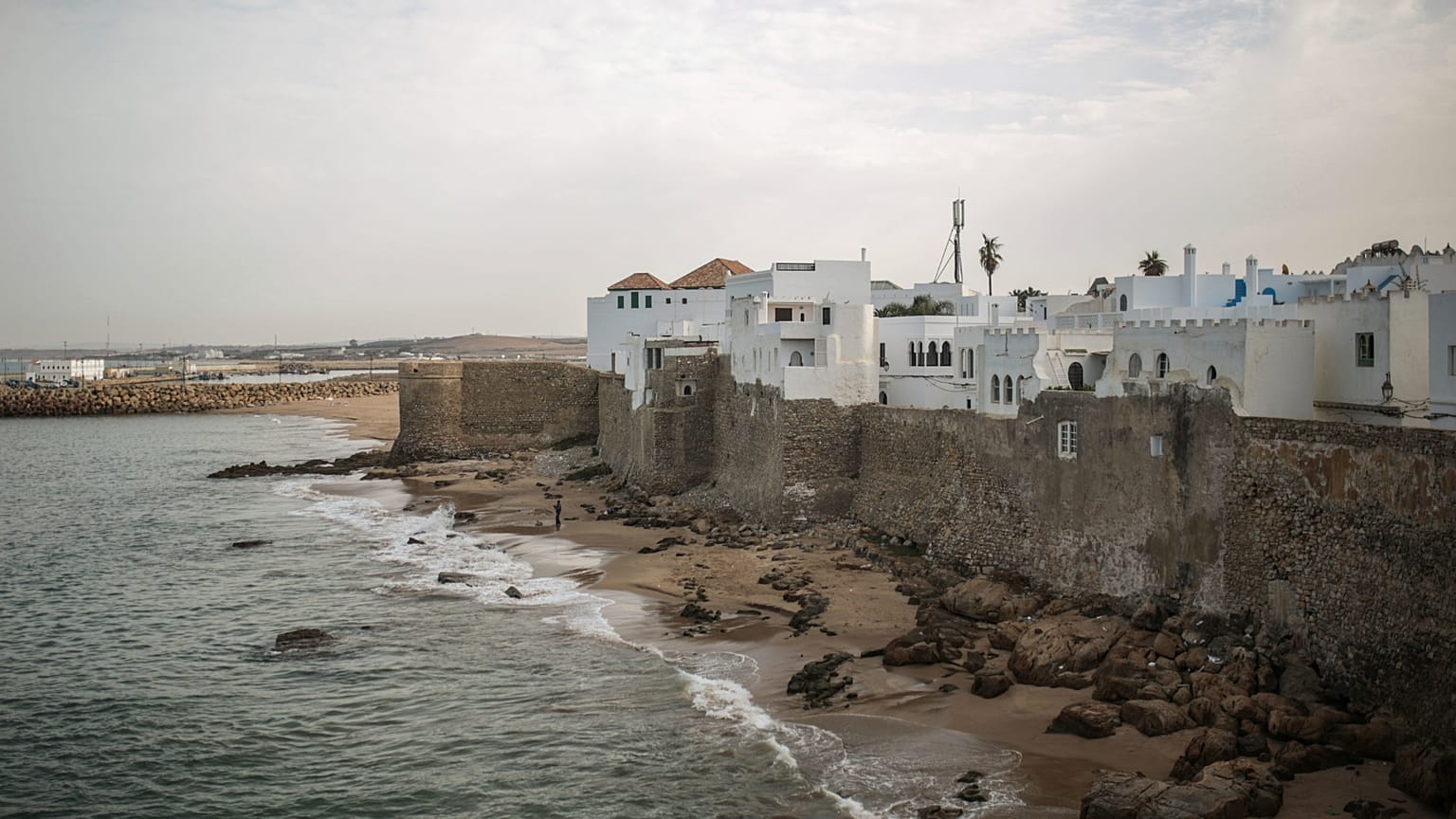 صورة لأسوار المدينة القديمة في مدينة أصيلة الساحلية، المغرب، السبت 14 أكتوبر 2017.