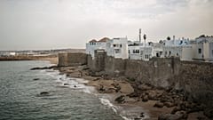 صورة لأسوار المدينة القديمة في مدينة أصيلة الساحلية، المغرب، السبت 14 أكتوبر 2017.
