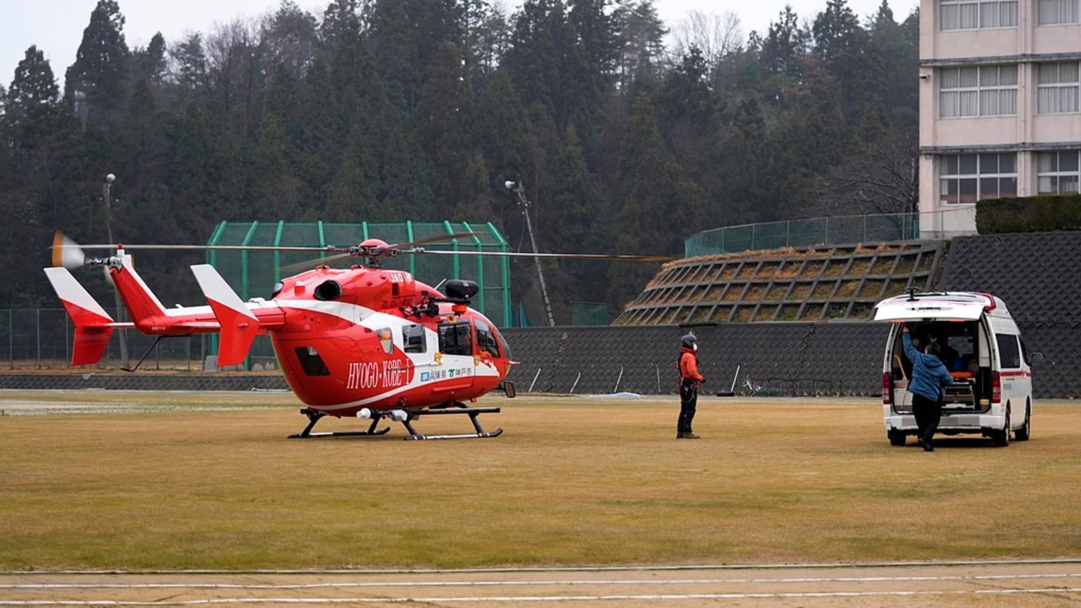Un'ambulanza e un'eliambulanza in Giappone