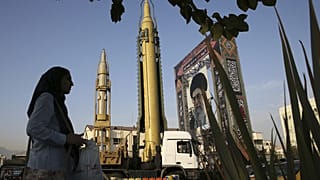 Archív fotó: iráni rakéták és Khamenei ajatollah portréja Teheránban