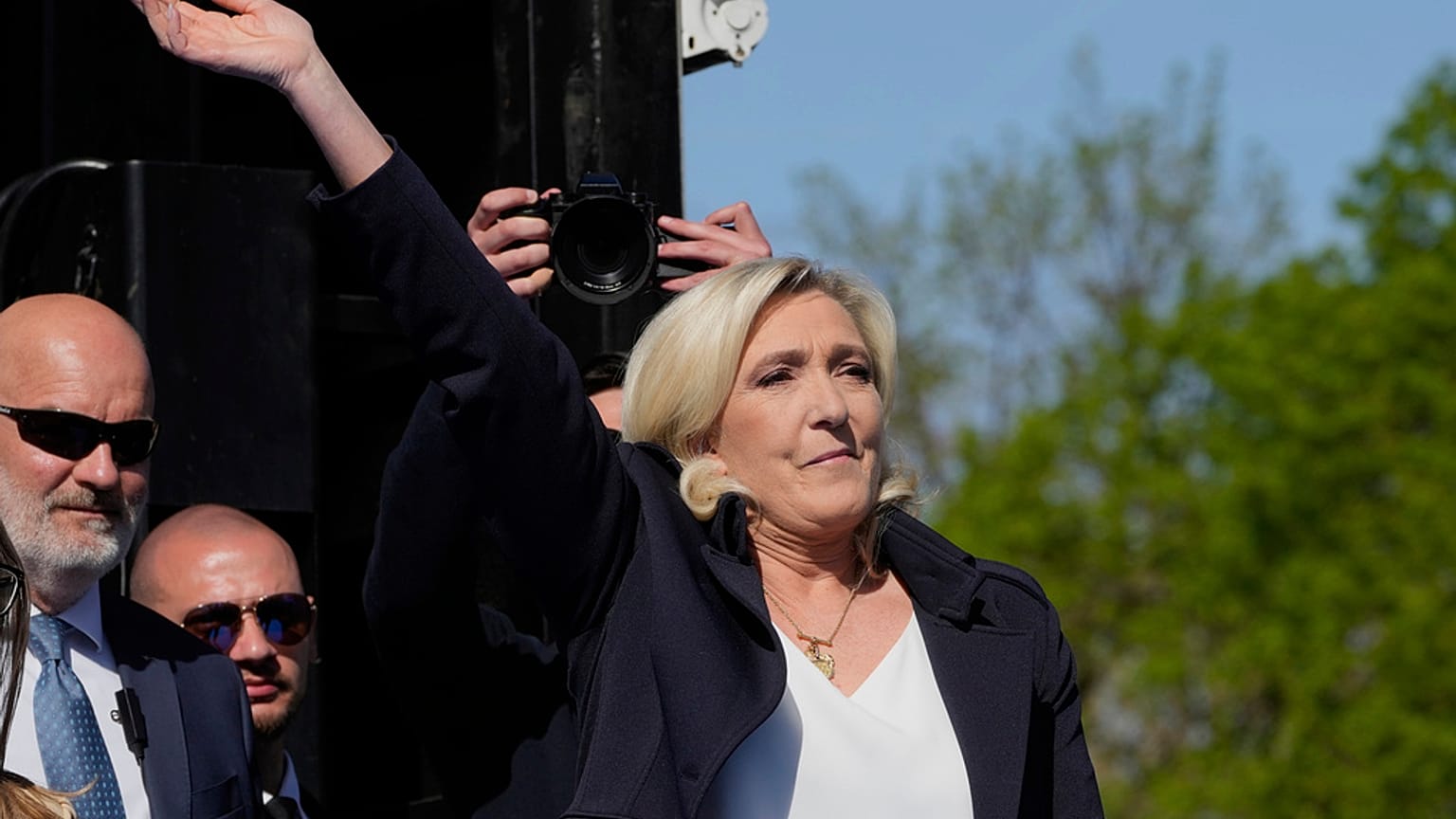 Marine Le Pen francia szélsőjobboldali vezető részt vesz a francia szélsőjobboldali párt országos gyűlésén a parlament közelében Párizsban, 2025. április 6-án.