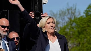 Marine Le Pen, líder da extrema-direita francesa, participa no comício nacional do partido de extrema-direita junto ao Parlamento, em Paris, a 6 de abril de 2025