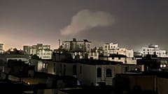 Rauch steigt von einem Ort auf, der Berichten zufolge von US-Luftangriffen in Sanaa, Jemen, getroffen wurde, Sonntag, 30. März 2025. 