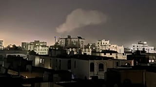 Καπνός υψώνεται από τοποθεσία που φέρεται να χτυπήθηκε από αμερικανικές αεροπορικές επιδρομές στη Σαναά, Υεμένη, Κυριακή 30 Μαρτίου 2025. 
