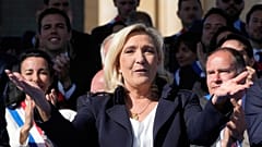 Marine Le Pen, ante sus simpatizantes el domingo en París.