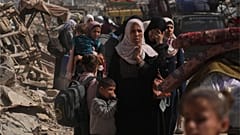 نازحون فلسطينيون يفرون من الشجاعية بغزة ، يوم الخميس 3 نيسان / أبريل 2025 ، بعد أن أصدر الجيش الإسرائيلي أوامر إخلاء في المنطقة
