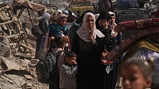 نازحون فلسطينيون يفرون من الشجاعية بغزة ، يوم الخميس 3 نيسان / أبريل 2025 ، بعد أن أصدر الجيش الإسرائيلي أوامر إخلاء في المنطقة