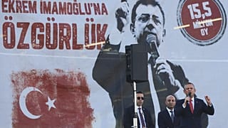 Cumhuriyet Halk Partisi (CHP) lideri Özgür Özel, 6 Nisan 2025 Pazar günü Ankara'da düzenlenen CHP mitinginde konuşma yapıyor.