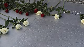 Des fleurs sont déposées sur une plaque commémorative de l'ancien camp de concentration de Buchenwald à l'occasion du 80e anniversaire de la libération du camp de concentration de Buchenwald, le 6 avril 2025.