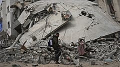 Ein Mann geht an einem Haus vorbei, das bei einem Angriff der israelischen Armee in Khan Younis im südlichen Gazastreifen zerstört wurde, Sonntag, 6. April 2025