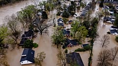 Auf einer Luftaufnahme ist ein überschwemmtes Wohngebiet am Sonntag, 6. April 2025, in Frankfort, Kentucky, zu sehen.