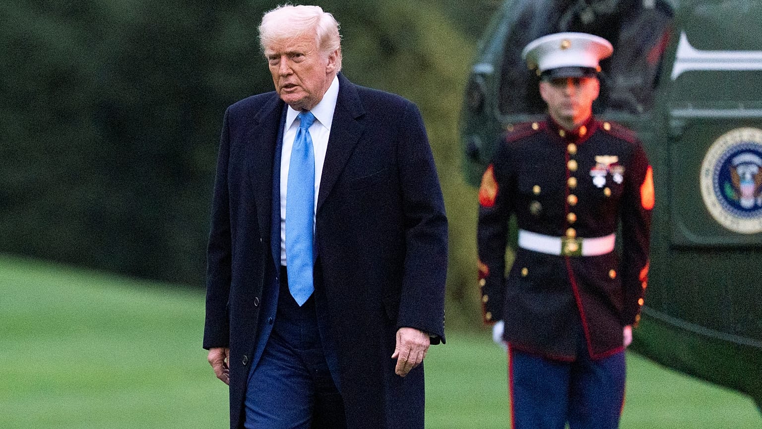 El presidente Donald Trump camina por el jardín sur mientras llega a la Casa Blanca en el Marine One, el domingo 6 de abril de 2025, en Washington.