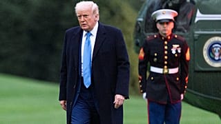 O Presidente Donald Trump caminha no relvado sul enquanto chega à Casa Branca no Marine One, domingo, 6 de abril de 2025, em Washington.