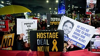 ARCHIVO: Manifestantes israelíes exigen la liberación inmediata de los rehenes retenidos en la Franja de Gaza por el grupo militante Hamás en una protesta en Tel Aviv, 1 de febrero de 2024.