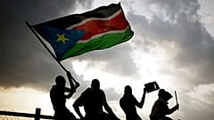 ARCHIVO - Sudaneses del Sur ondean la bandera nacional en Juba, el 10 de julio de 2011.
