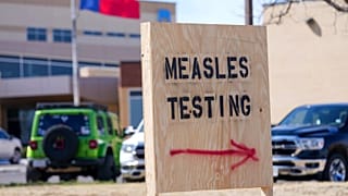 Un cartel en el exterior de una clínica médica que ofrece pruebas de detección del sarampión, el 21 de febrero de 2025, en el estado estadounidense de Texas.