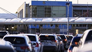 ARQUIVO - Veículos aguardam em fila para atravessar a fronteira com os Estados Unidos no porto de entrada de San Ysidro, em 18 de março de 2025.
