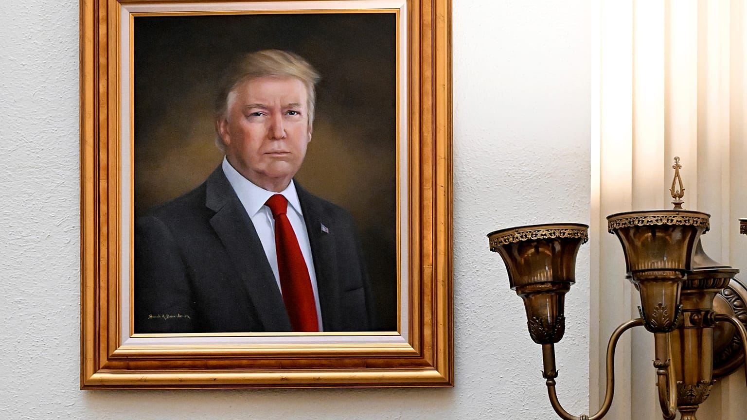 Başkan Donald Trump'ın bir portresi Colorado Kongre Binası'nın üçüncü katındaki bir duvarda asılı, 24 Mart 2025, Pazartesi 