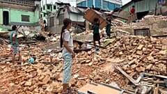 Rettungsteams in Myanmar, einschließlich internationaler Helfer, setzen ihre Bemühungen fort, Trümmer in Naypyitaw zu beseitigen, nachdem sich das Erdbeben der Stärke 7,7 in der Nähe von Mandalay am 25.04.07 ereignete