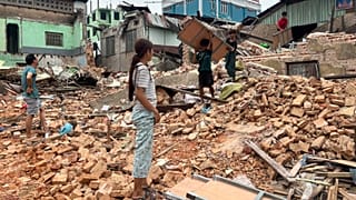 Rettungsteams in Myanmar, einschließlich internationaler Helfer, setzen ihre Bemühungen fort, Trümmer in Naypyitaw zu beseitigen, nachdem sich das Erdbeben der Stärke 7,7 in der Nähe von Mandalay am 25.04.07 ereignete