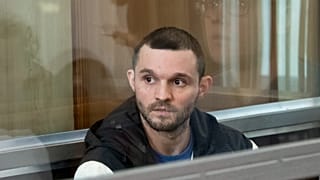 El sargento Gordon Black, del Ejército estadounidense, sentado en una jaula de cristal en un tribunal de Vladivostok, 19 de junio de 2024.