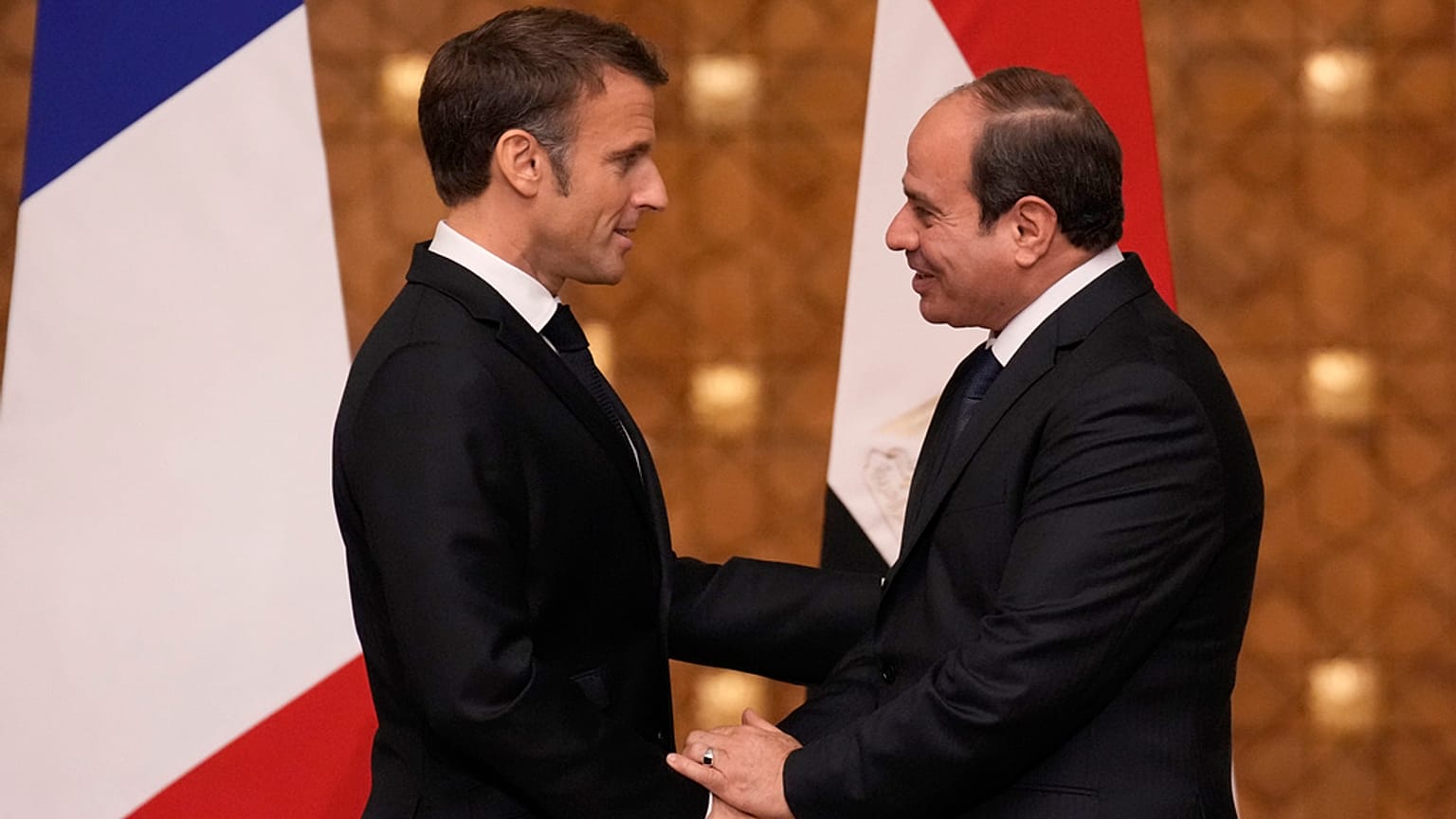 الرئيس المصري عبد الفتاح السيسي، يصافح الرئيس الفرنسي إيمانويل ماكرون بعد مؤتمر صحفي مشترك في القاهرة، مصر، الأربعاء، 25 أكتوبر 2023. 