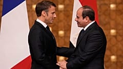 الرئيس المصري عبد الفتاح السيسي، يصافح الرئيس الفرنسي إيمانويل ماكرون بعد مؤتمر صحفي مشترك في القاهرة، مصر، الأربعاء، 25 أكتوبر 2023. 