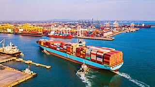 Luftaufnahme eines Frachtcontainerschiffs