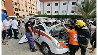 فلسطينيون يتفحصون سيارة إسعاف بعد تعرضها لقصفٍ إسرائيلي في مستشفى ناصر بغزة. 7 أكتوبر 2023.
