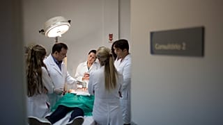 Une patiente reçoit un traitement par radiofréquence sur son abdomen au Brésil.