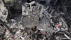 Palästinenser suchen nach Überlebenden in den Trümmern eines durch einen israelischen Luftangriff zerstörten Gebäudes in Deir al-Balah, 7. April 2025