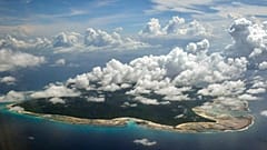 Las nubes se ciernen sobre la isla Sentinel del Norte, en el sureste de las islas Andaman y Nicobar de la India, 14 de noviembre de 2005. 