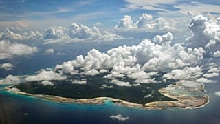 Las nubes se ciernen sobre la isla Sentinel del Norte, en el sureste de las islas Andaman y Nicobar de la India, 14 de noviembre de 2005.