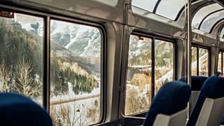 El viaje se anuncia como una odisea alrededor del mundo sin vuelos, utilizando únicamente trenes y cruceros. 