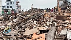 Des personnes nettoient les débris des bâtiments endommagés, le 28 mars, à Naypyitaw.