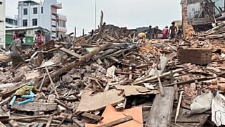 Des personnes nettoient les débris des bâtiments endommagés, le 28 mars, à Naypyitaw.