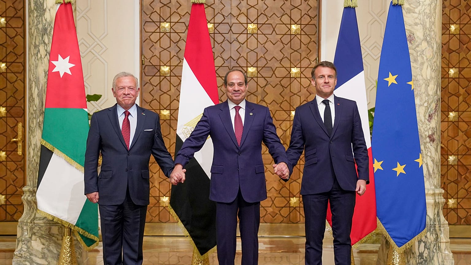 Prezydent Egiptu Abdel-Fattah el-Sissi, prezydent Francji Emmanuel Macron i król Jordanii Abdullah II w Kairze