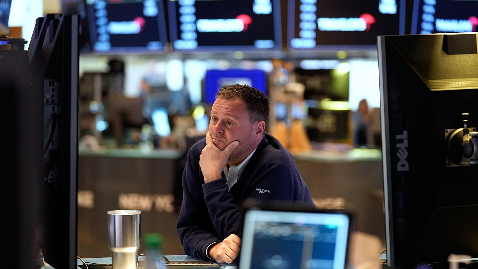 Händler arbeiten auf dem Parkett der New Yorker Börse in New York, Montag, 7. April 2025.